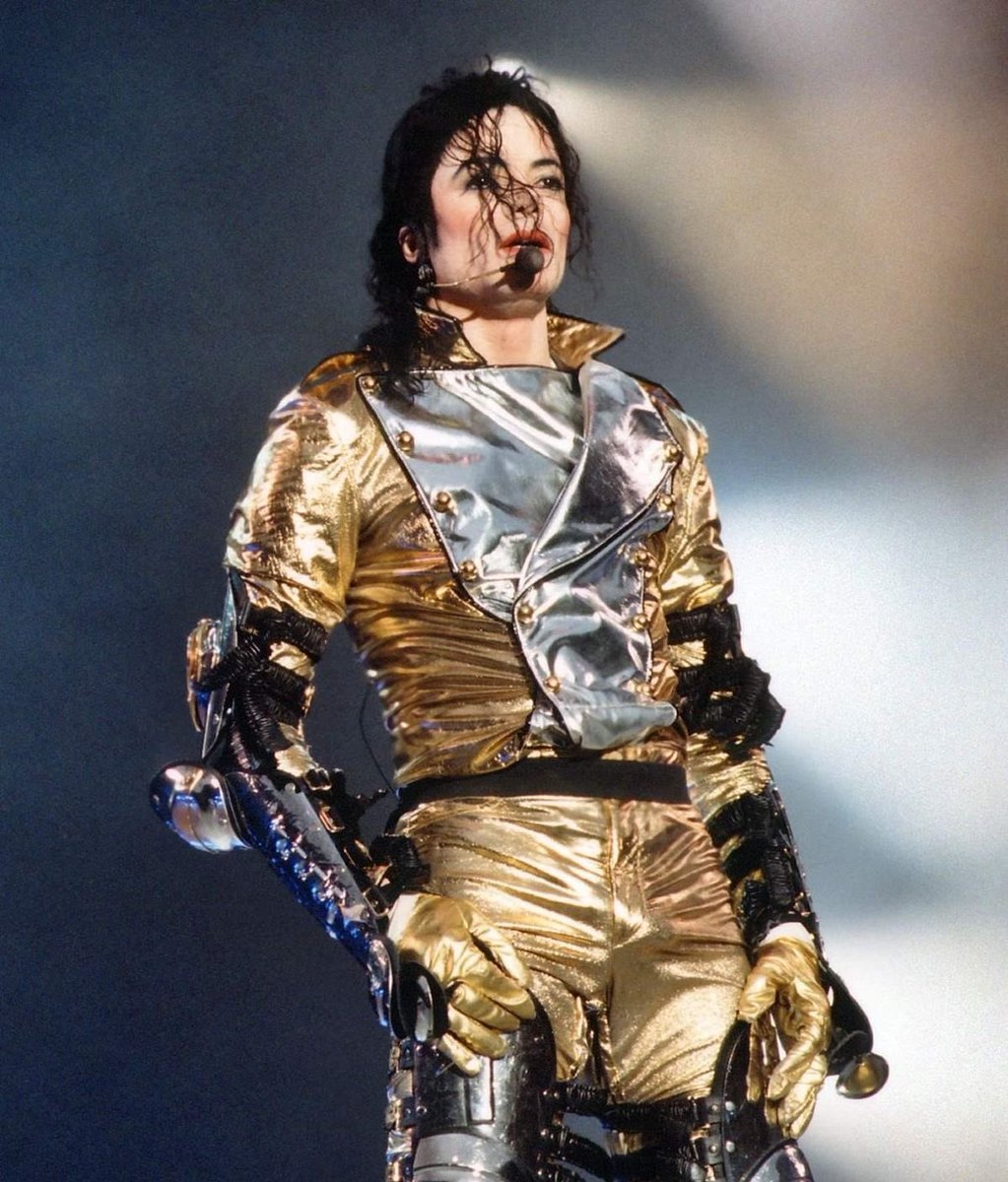KKKK nessas horas q mts percebem q um dos milhares motivos do michael jackson ser o maior de todos tempos é q dps de thriller ele NUNCA MAIS fez shows nos eua e nas 3 turnês solos os shows foram na latam, asia, africa e europa oriental