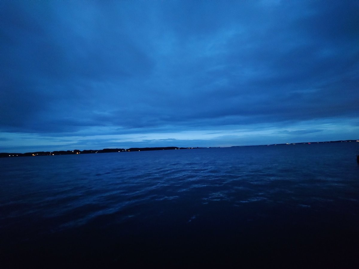 おはようございます☁
霞ヶ浦アサンポ 5:38外気温13℃

雲が優勢の朝。空の橙はすっかり消え、湖面は暗い灰色に染まっています。

北寄りの微風が、思ったより冷たい。
生き物たちは音を立てません。
静かな水面だけが淡々と揺れています。

今朝も有り難い。
すべての生き物が幸せでありますように🙏