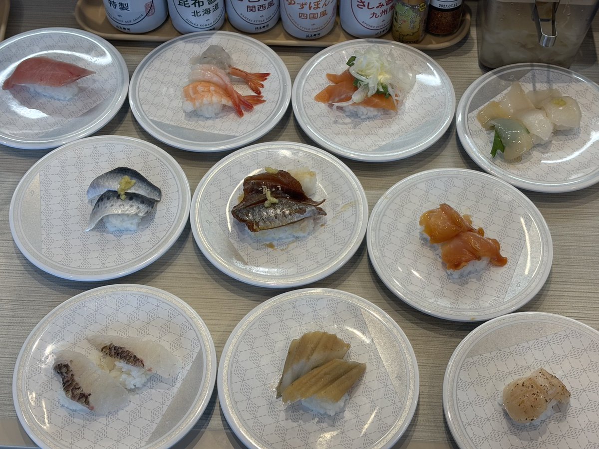 haru_mblt's tweet image. 【はま寿司 vs スシロー vs くら寿司】食べ比べ
3日連続で回転ずしチャレンジ。

ぼくは
「どうせ食べるので最初に全部たのむタイプ」。

（は）はま寿司
平日昼なのにほぼ満席。
オープンしたばかりとはいえ熱気がすごい。

（ス）スシロー
ガラ空きレベル。
テーブル席へ。

（く）くら寿司…