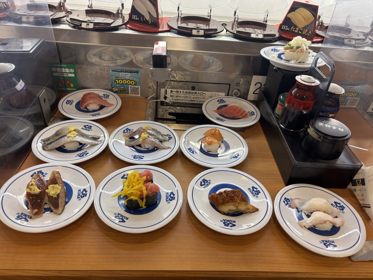 haru_mblt's tweet image. 【はま寿司 vs スシロー vs くら寿司】食べ比べ
3日連続で回転ずしチャレンジ。

ぼくは
「どうせ食べるので最初に全部たのむタイプ」。

（は）はま寿司
平日昼なのにほぼ満席。
オープンしたばかりとはいえ熱気がすごい。

（ス）スシロー
ガラ空きレベル。
テーブル席へ。

（く）くら寿司…