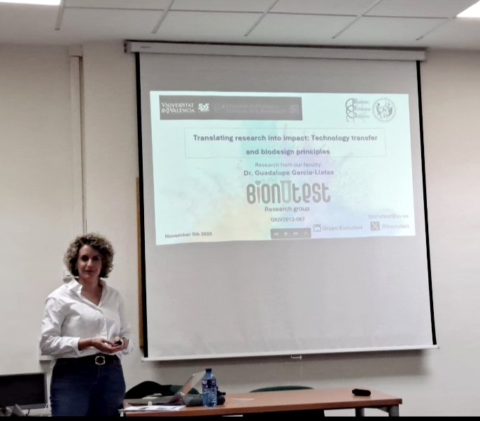 bionutest's tweet photo. Esta tarde la profesora #GuadalupeGarcíaLlatas @lupegllatas ha participado en un curso de emprendimiento y transferencia liderado por la doctora #StefaniaRaimondo de la @unipa_it. Nuestra compañera ha expuesto los casos de éxito de transferencia en @bionutest.
#FarmaFoodEmprén https://t.co/qzI9aBsmNh