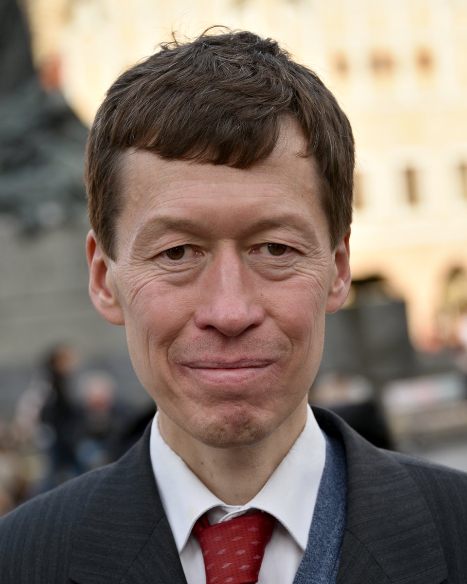 „Můj bratr je vážná bezpečnostní hrozba... To není žádná hra... Je to člověk, který je v podstatě labilní, který dlouhodobě dělá politiku spíš jako obchodník, ne jako člověk, který by měl nějaký pevný morální základ...

Je hodně zraněný ze svého dětství a to se promítá i v jeho