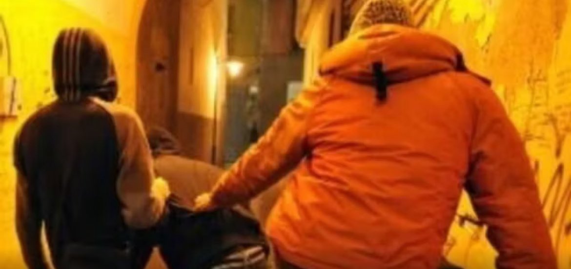 Ho aspettato giorni prima di scriverlo. Nella notte di Halloween un ragazzo disabile è stato aggredito è sequestrato a Moncalieri. Ma la vera forza è quella di sua madre, che chiede di non rispondere con odio. Impariamo da lei: il rispetto è più potente della rabbia.