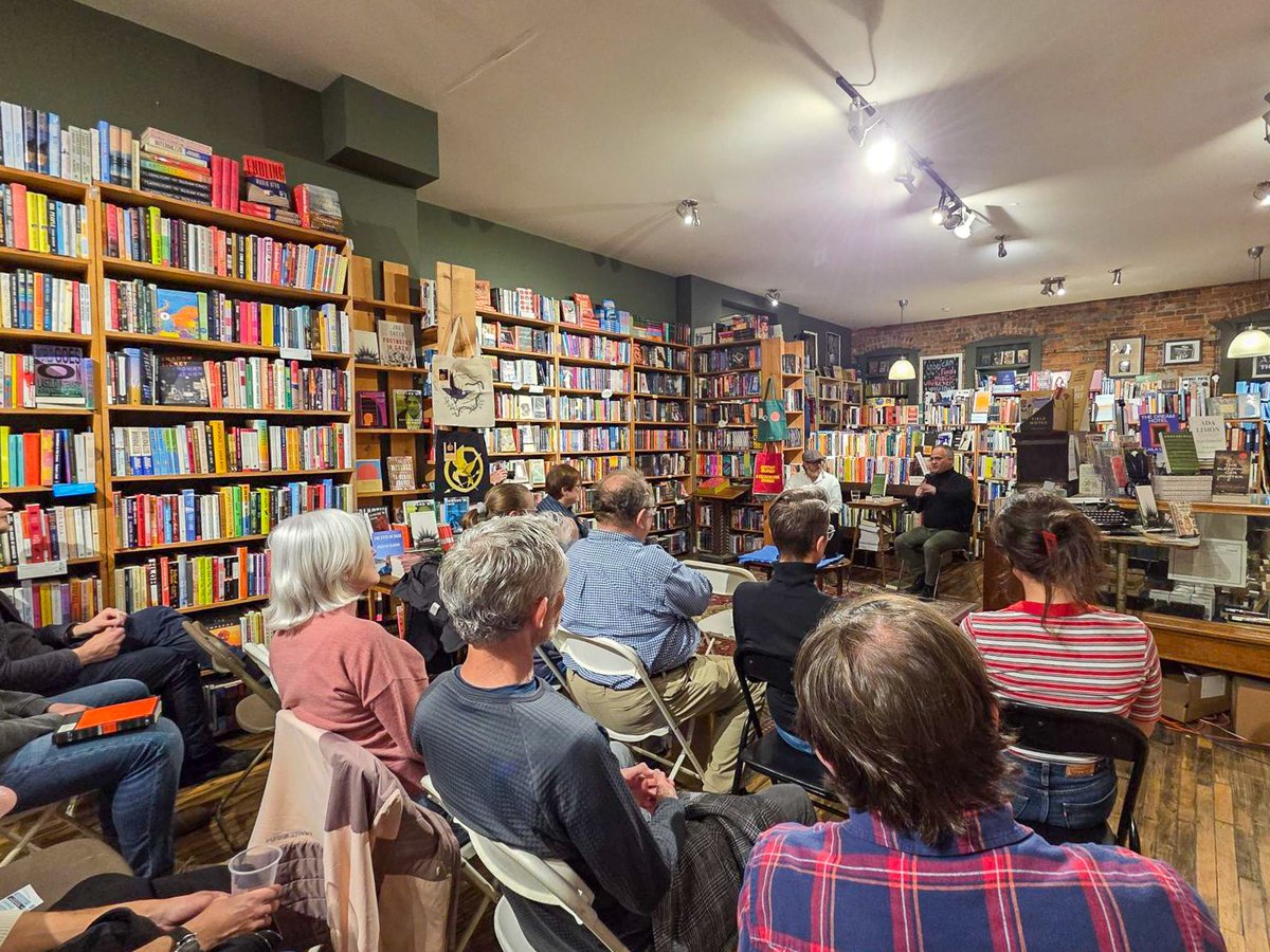 TeamworkMWSP's tweet image. Anoche tuvimos el privilegio de asistir al lanzamiento en Windsor del último libro de Marcello Di Cintio (@DiCintio), Precarious: The Lives of Migrant Workers (Precarios: las vidas de los trabajadores migrantes), en la librería Biblioasis (@BibBookshop). Fue realmente inspirador…