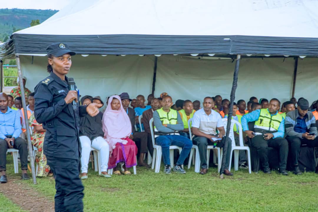 KayonzaRyvcp's tweet photo. Uyu munsi urubyiruko rw'abakorerabushake muri @KayonzaDistrict bashoje ukwezi kwahariwe ibikorwa by'ubukorerabushake mu murenge wa Murundi https://t.co/hIfiPpE2aF