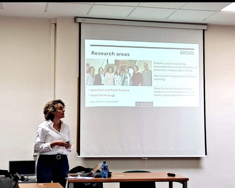 bionutest's tweet photo. Esta tarde la profesora #GuadalupeGarcíaLlatas @lupegllatas ha participado en un curso de emprendimiento y transferencia liderado por la doctora #StefaniaRaimondo de la @unipa_it. Nuestra compañera ha expuesto los casos de éxito de transferencia en @bionutest.
#FarmaFoodEmprén https://t.co/qzI9aBsmNh