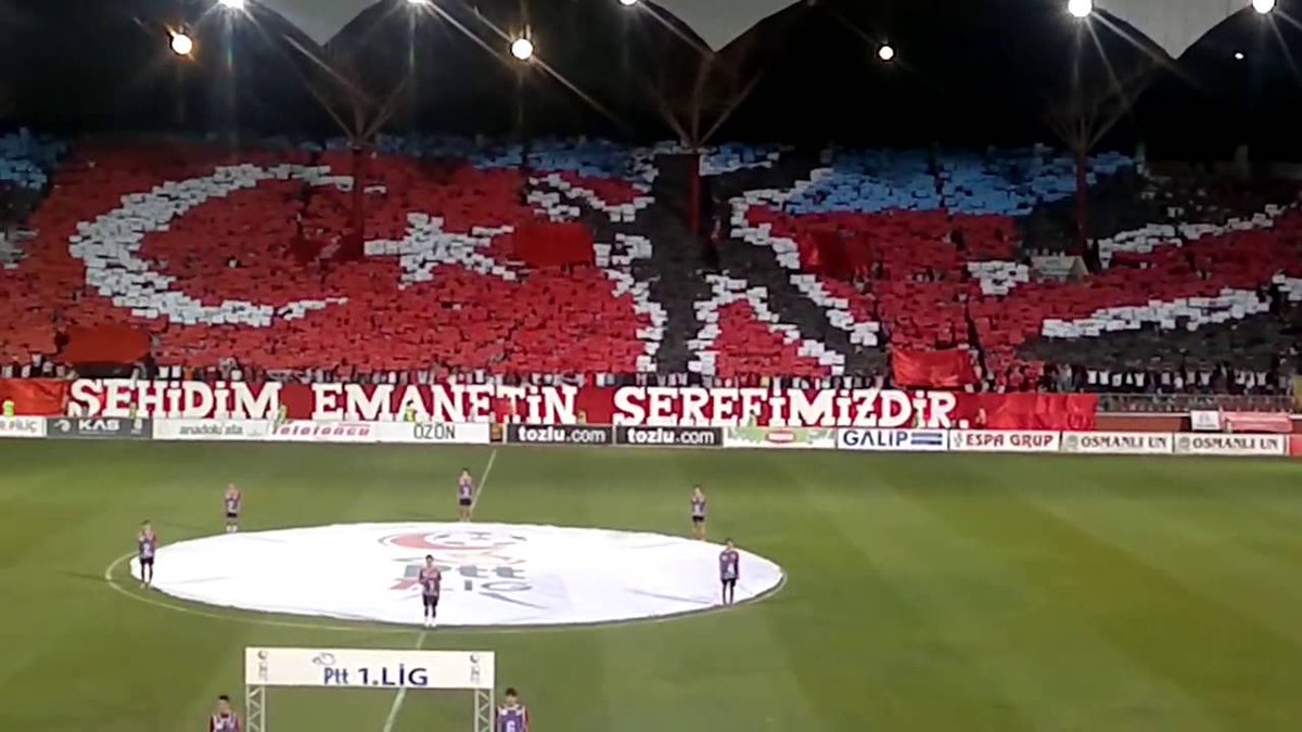 JovanovskiGjo's tweet photo. Samsunspor Tribünü nerede ne yapacağını bilir. Yarın yapılacak koreografiyi eleştirmek yerine götünüzü kaldırıp maça gelebilirsiniz 👍 https://t.co/akjLkbQarh