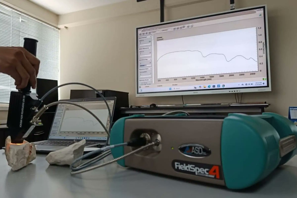 Instituto Geológico, Minero y Metalúrgico (Ingemmet) fortalece capacidades analíticas con espectrorradiómetro de última generación.👉ow.ly/SLt250XnqeV