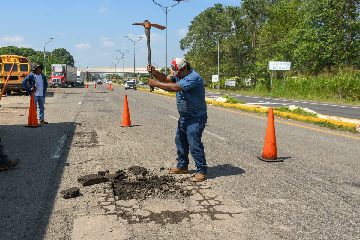 yamilmelgar's tweet image. Continuamos fortaleciendo el programa #RuedaSeguro, con trabajos de bacheo sobre la Costera de nuestro querido Tapachula.
Seguimos mejorando nuestras vialidades para una ciudad más segura, ordenada y con mejor movilidad. 🚧🚗

#RuedaSeguro
#TapachulaSeTransforma