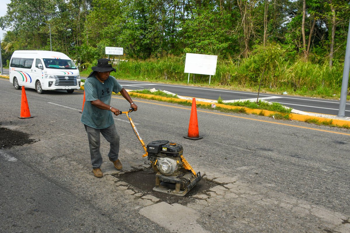yamilmelgar's tweet image. Continuamos fortaleciendo el programa #RuedaSeguro, con trabajos de bacheo sobre la Costera de nuestro querido Tapachula.
Seguimos mejorando nuestras vialidades para una ciudad más segura, ordenada y con mejor movilidad. 🚧🚗

#RuedaSeguro
#TapachulaSeTransforma