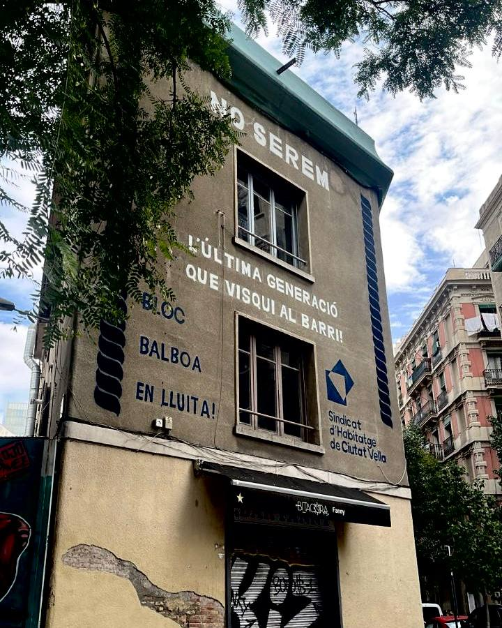 CiutatVellaSHSC's tweet image. 💥BLOC BALBOA EN LLUITA

Al #BlocBalboa de la Barceloneta hi viuen una dotzena de joves organitzats amb el Sindicat que estan en perill de desnonament.

Però es neguen a ser l’última generació que visqui al barri.