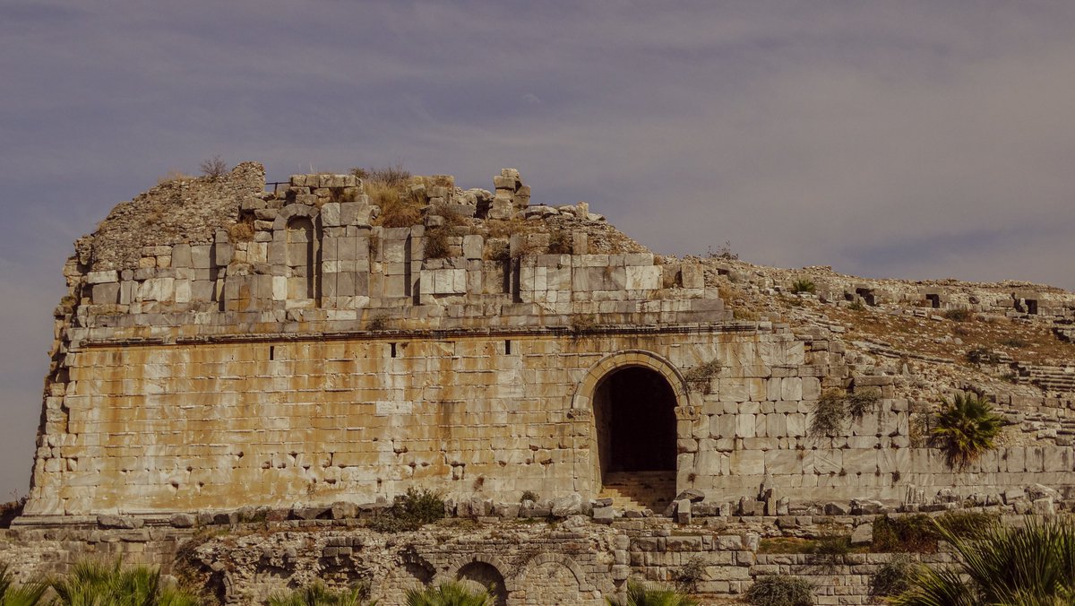 hzazoi's tweet image. The stone blocks that carry the traces of time — silent storytellers of an ancient civilization.
The architectural remains of Miletus reveal a timeless harmony of form, proportion, and material.
#ArchitecturePhotography #AncientRuins #Miletus #Turkey #Perspektarch #HistoricArch
