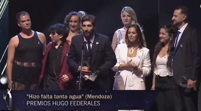 QuierodecirD's tweet photo. #HizoFaltaTantaAgua recibió sus merecidos #PremiosHugoFederales: mejor #dirección, mejor #libro, mejor #musical y se nos hinchó el corazón de orgullo. También se destacó #GianfrancoDimattia como mejor #interpretaciónmasculina por #LaCasaDeAlLado

https://t.co/IsTRAHBCHn https://t.co/Iu49bD6Wx9