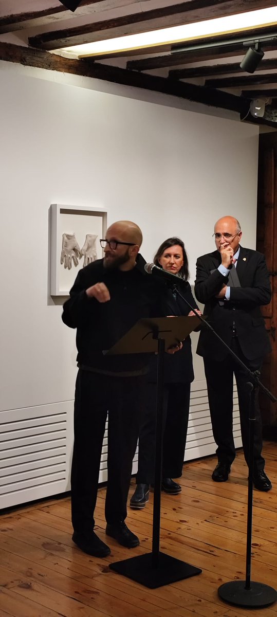 🏦@Valladolid_gob, asiste en <a href="/CasaCervantes/">Museo Casa de Cervantes</a> a la inauguración de la exposición 'Ver para leer' realizada por Ignasi Aballí

📖Primera edición de 'Casa tomada', para abrir el museo al arte contemporáneo

ℹ️Comisariada por Bea Espejo podrá visitarse de 6 de noviembre al 18 de enero