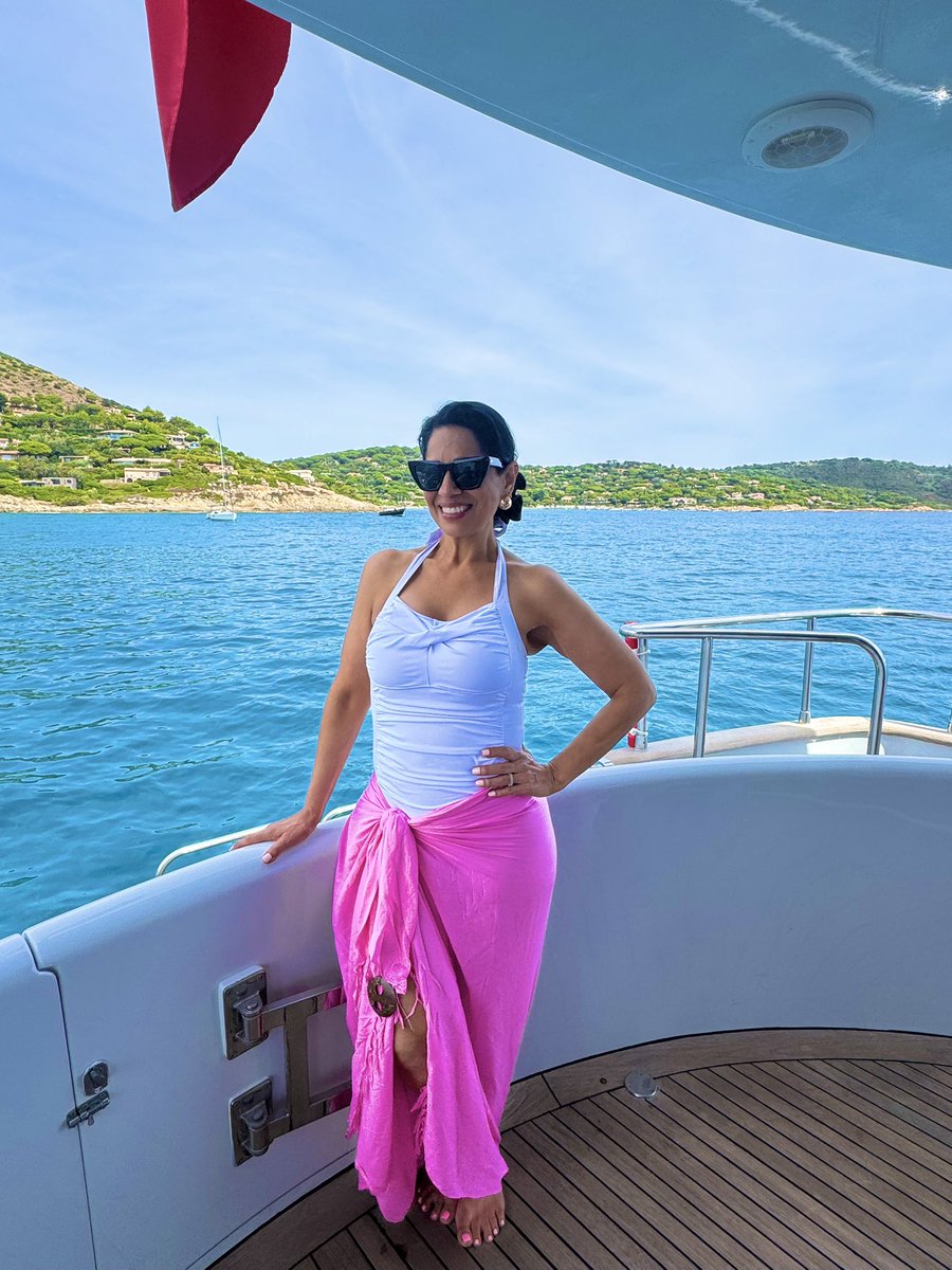 EileenMunoz_'s tweet photo. $500k in 2025 as a GenXer on TTS! Paid my 2025 baby blue Bronco in cash! On track to paying off my home, traveled St Tropez on a yacht eating caviar! What is my life?Thank you Jesus! #genx #TTS #ugc #affiliate https://t.co/Ucr9VfQXQI