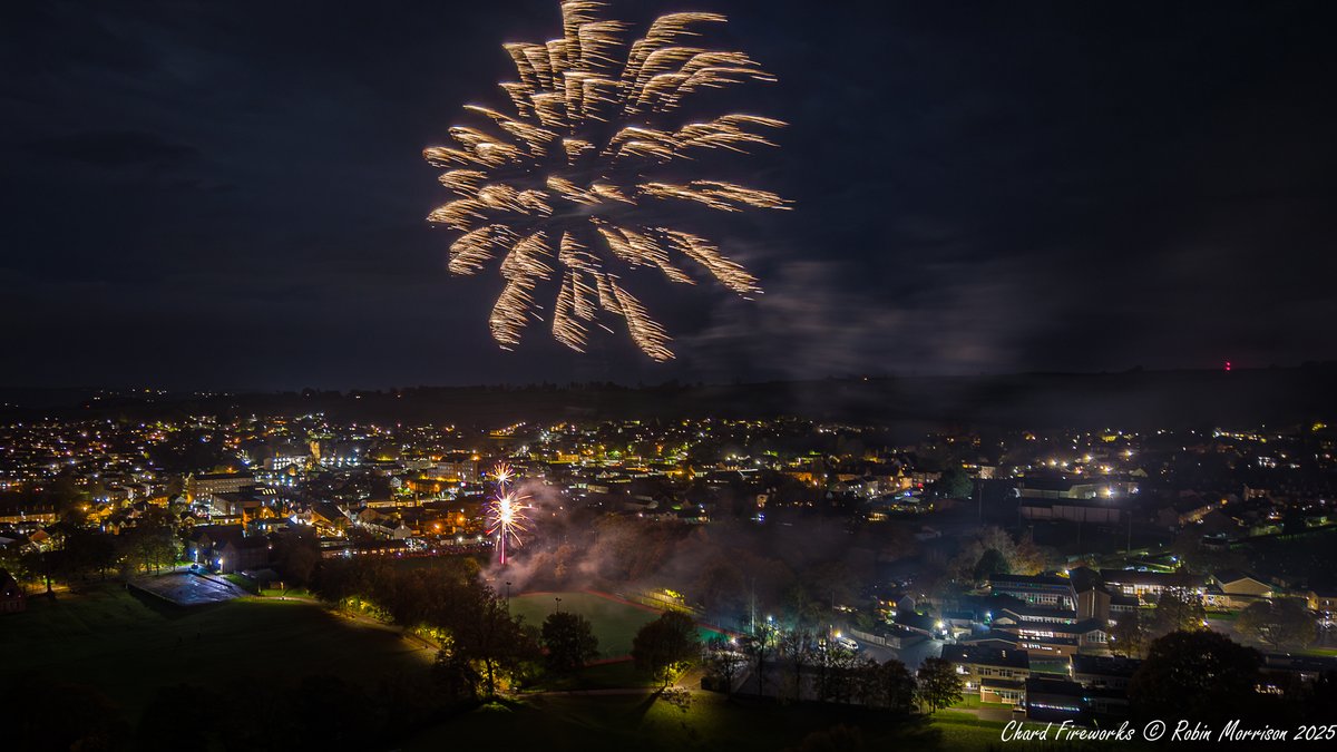 robinmmorrison's tweet photo. A few photos from #Chard #Fireworks this evening.
#Somerset https://t.co/4xx2PAzej9
