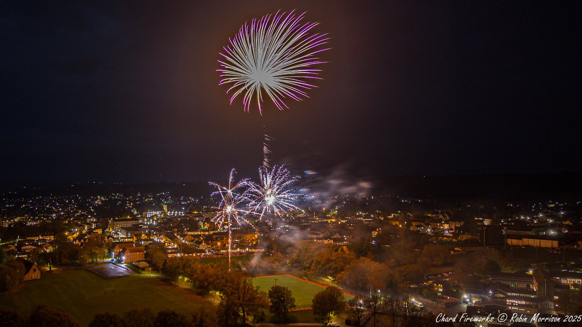 robinmmorrison's tweet photo. A few photos from #Chard #Fireworks this evening.
#Somerset https://t.co/4xx2PAzej9
