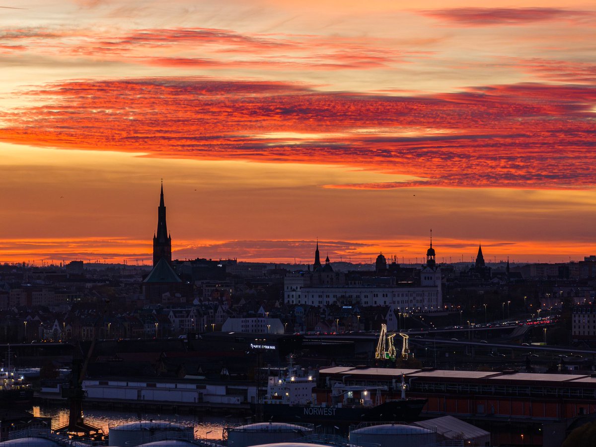 Z jednej strony wschodził Księżyc w pełni, z drugiej zachodziło Słońce. 
#Szczecin