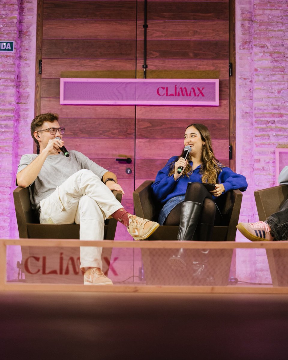 Avui hem fet cites i molt de safareig al nostre primer show a València! 🤩

Gràcies al <a href="/FestiValPod/">FestiValPod</a> per convidar-nos. Ben aviat podreu veure tot el que ha passat al YouTube d’EVA! 🙌🏼