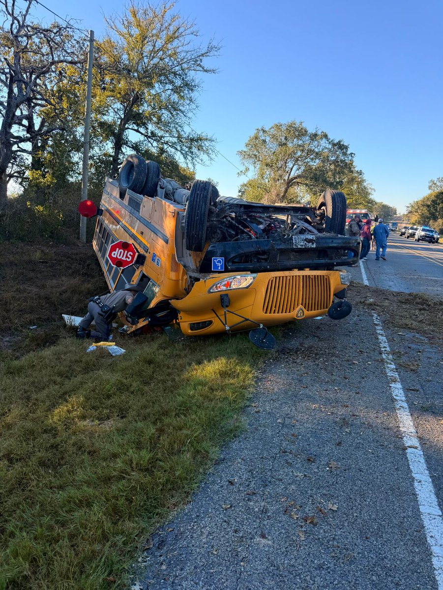 TelemundoJBR's tweet photo. Varios heridos luego de que autobús escolar volcara. El conductor dijo que vio venir una camioneta hacia ellos, por lo que viró bruscamente. https://t.co/ZnNf1DmkMl https://t.co/QQPNxW9w56