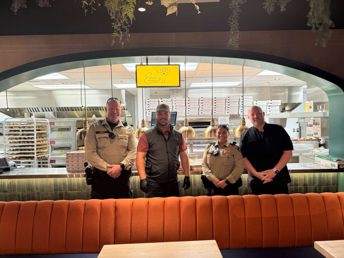 Big thanks to our friends at @EmmySquaredPizza for their amazing support (and pizza!) 🍕💙
We’re grateful for local partners who help us build stronger connections with our community. #LVMPD #CommunityFirst
