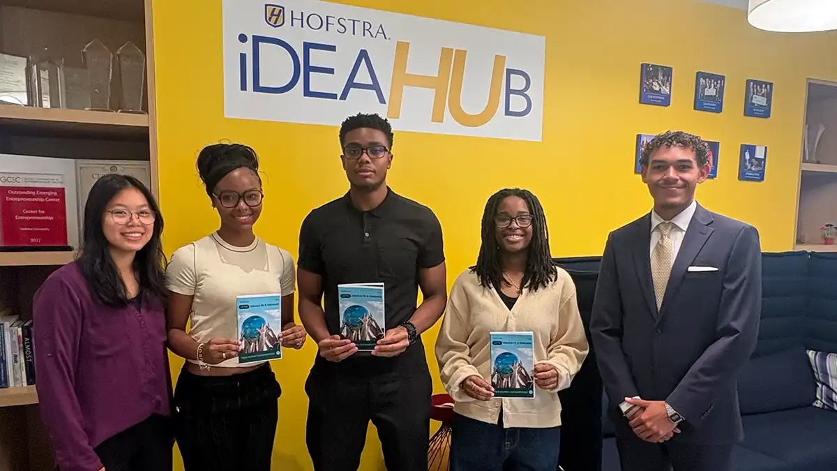 🤝 Students and faculty came together during the Interdisciplinary Research Competition. The initiative began with a networking event that connected participants with community partners such as North Shore Land Alliance and Friends of Hempstead Plains.

🦁 news.hofstra.edu/2025/10/29/hof…