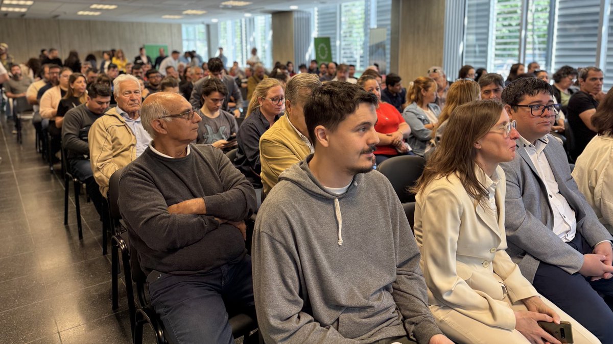 RÍO NEGRO MODERNIZA EL CONTROL DEL TRASLADO DE MINERALES 📣

👉 Más de 80 productores mineros participaron de la presentación del Sistema de Guías Digitales de Tránsito.

💻Un paso decisivo en la modernización del Estado provincial. 

📲+Info: tinyurl.com/47wcr3yz.