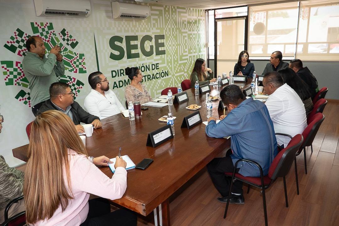 En seguimiento a las acciones para atender los daños por la contingencia en la Huasteca Potosina, el secretario de Educación, Juan Carlos Torres Cedillo, sostuvo una reunión con el INIFED, IEIFE y autoridades educativas, por mantener en óptimas condiciones los planteles.