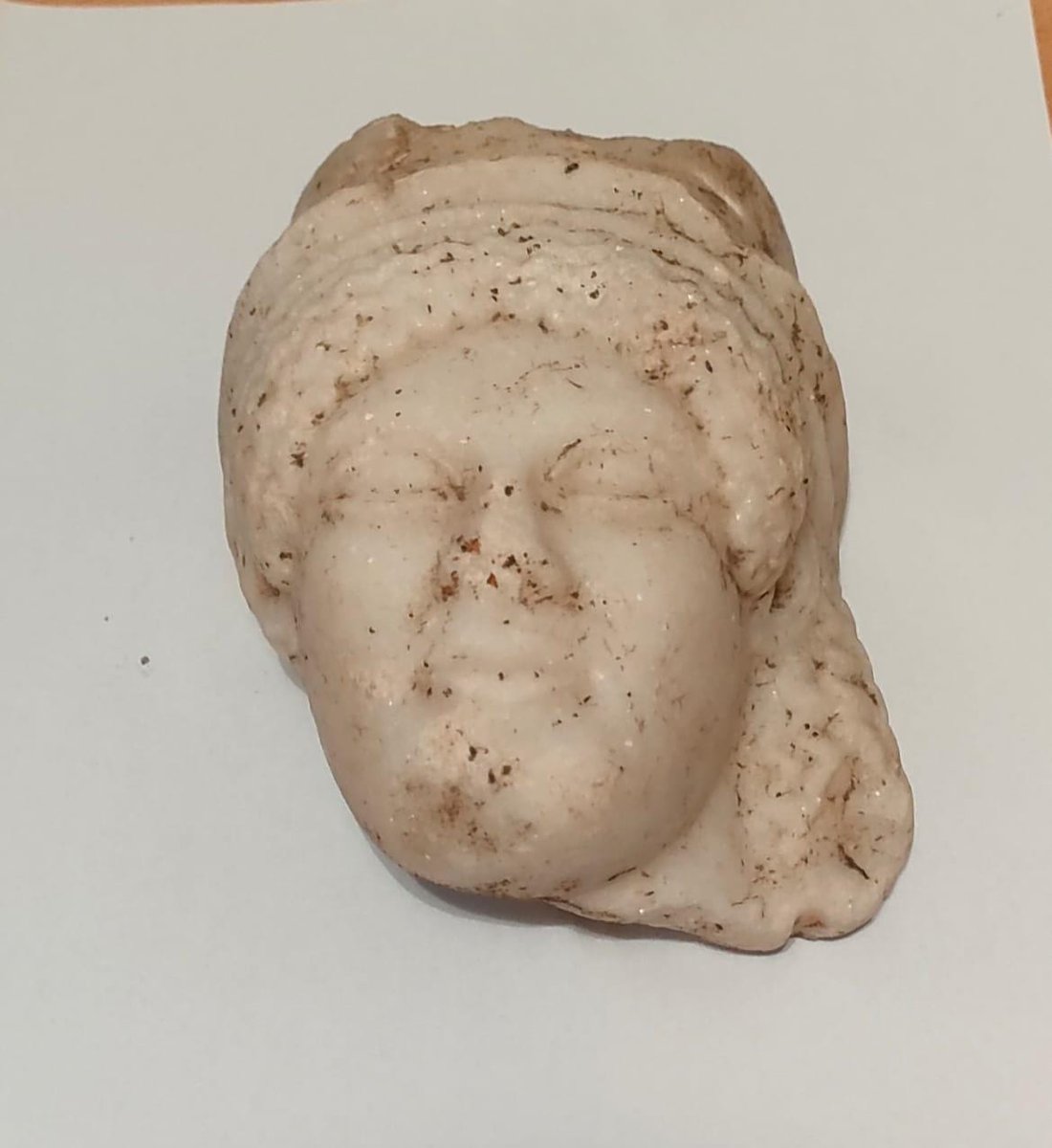 #Tunisia: A new archaeological discovery was made on Tuesday evening at the #Tophet site in #Carthage: an alabaster mask depicting a woman with a Phoenician-style hairstyle, dating back to the late 4th century BCE, the Ministry of Cultural Affairs said Wednesday. #TAP_En