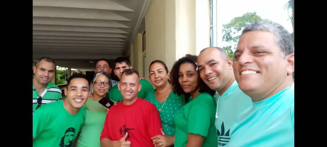 💫 Así de alegre es la vida en nuestra <a href="/UniversidadPCC/">Universidad del PCC Ñico López</a>.
Parafraseando a nuestros estudiantes:
"En el Diplomado #UniversidadPCC, el color verde nos identifica: esperanza, unidad y compromiso revolucionario. Somos una sola fuerza, una sola misión: ¡construir el presente y futuro !"