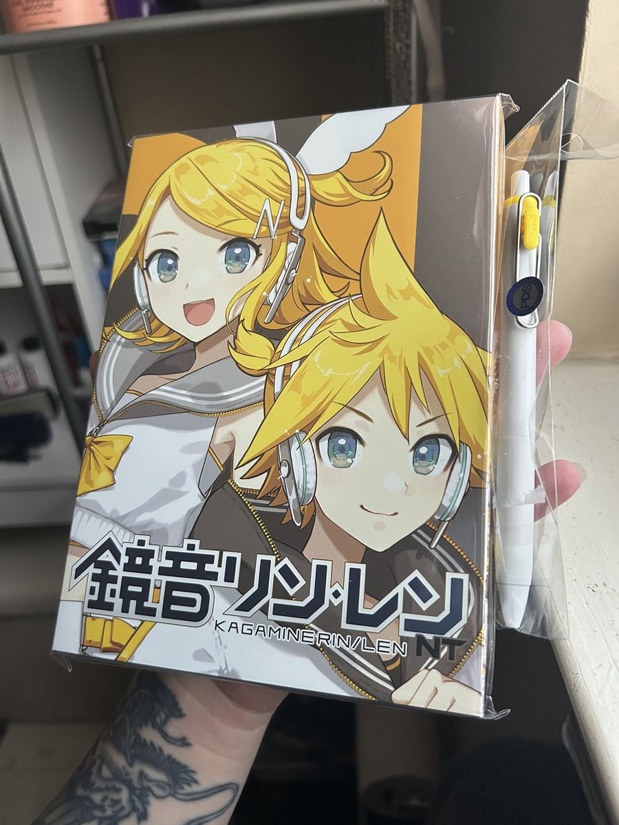 My collection gets more full with the help of <a href="/LauraNeuzeth/">Laura Neuzeth</a> finding and sending me the physical copy of Len/Rin NT! plus the cutest Len pen!!!!🥹🥹💛💛

i am the happiest!!!