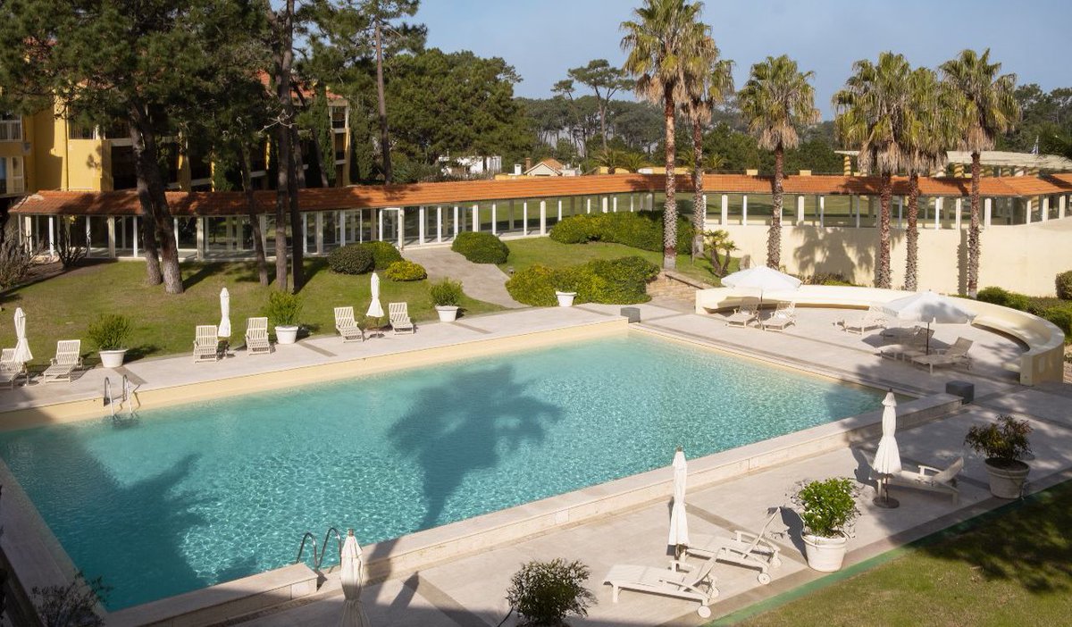 emekavoces's tweet photo. 📍🇺🇾 LOCANDA PUNTA DEL ESTE
El nuevo hotel del Grupo Cipriani y primer paso de la Cipriani Academy
El Grupo Cipriani anuncia la apertura de Locanda Punta del Este, su nuevo resort en Uruguay y la primera expresión tangible del desarrollo que da origen a la Cipriani Academy, un proyecto internacional dedicado a la formación en hospitalidad y excelencia de servicio.

Ubicado en La Barra, en el predio del histórico exhotel Mantra, Locanda Punta del Este abrirá sus puertas en diciembre de 2025, marcando un
paso clave del grupo en Uruguay, y anticipando el espíritu del futuro
Cipriani Resort, Residences & Casino, actualmente en construcción en el predio del icónico exhotel San Rafael.

Con una inversión global superior a USD 500 millones, el Grupo reafirma su compromiso con el país y su visión del desarrollo de la zona como un polo de hospitalidad de alto nivel.