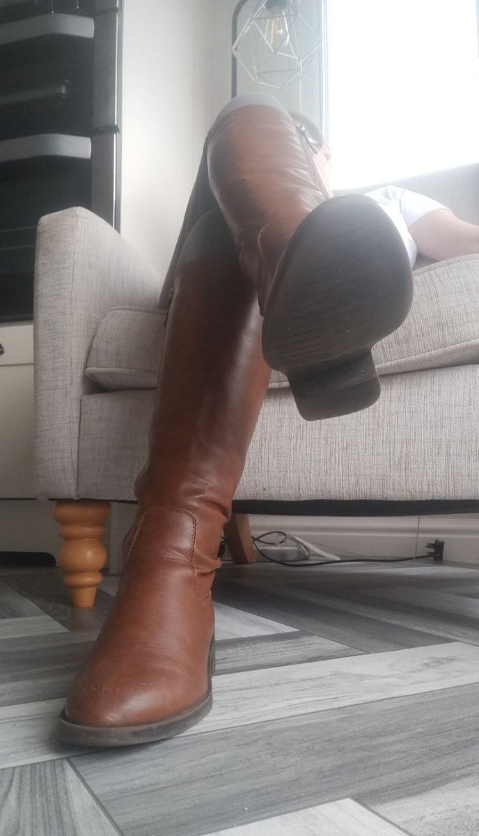 Shoes or boots
Which is your favourite 🤔🫦