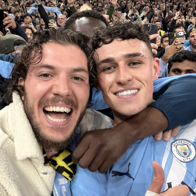 Mercado_Ingles's tweet photo. El sueño de todos los pibes: una selfie con el jugador que hizo gol y lo celebre contigo. https://t.co/947Wx5NSuT