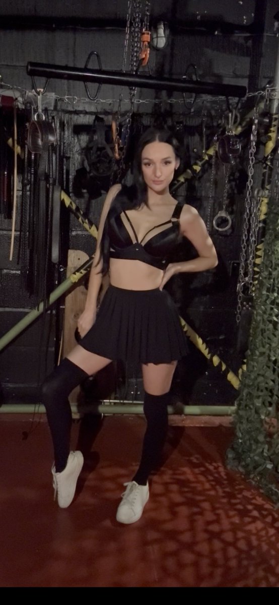 LadyEdenUK's tweet photo. Your favourite schoolgirl bully 😘

#dominatrix #bdsm #dommesessions https://t.co/O73PZmr6Fn