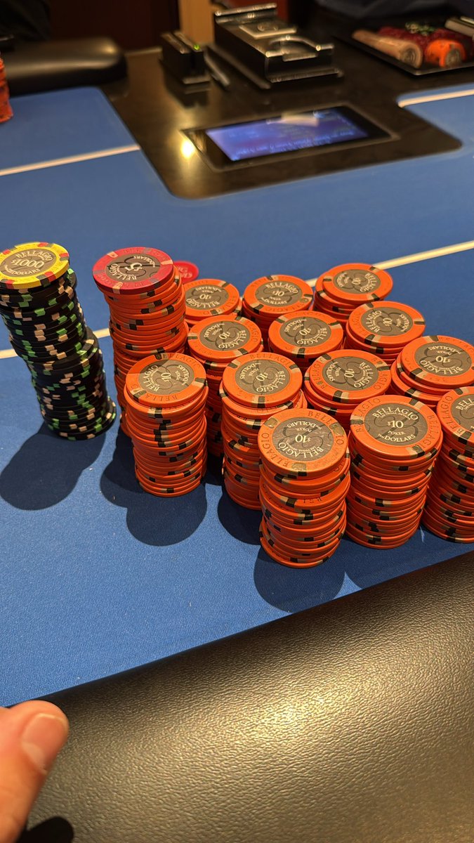 Lo de llevar semanas sin ver una sola nube y pudiendo ir a la piscina a diario con temperatura agradable y tranquilidad total es seguramente una de las mayores virtudes de este sitio. Las partidas locas en el Bellagio es otra de ellas. El ying y el yang. #LasVegas