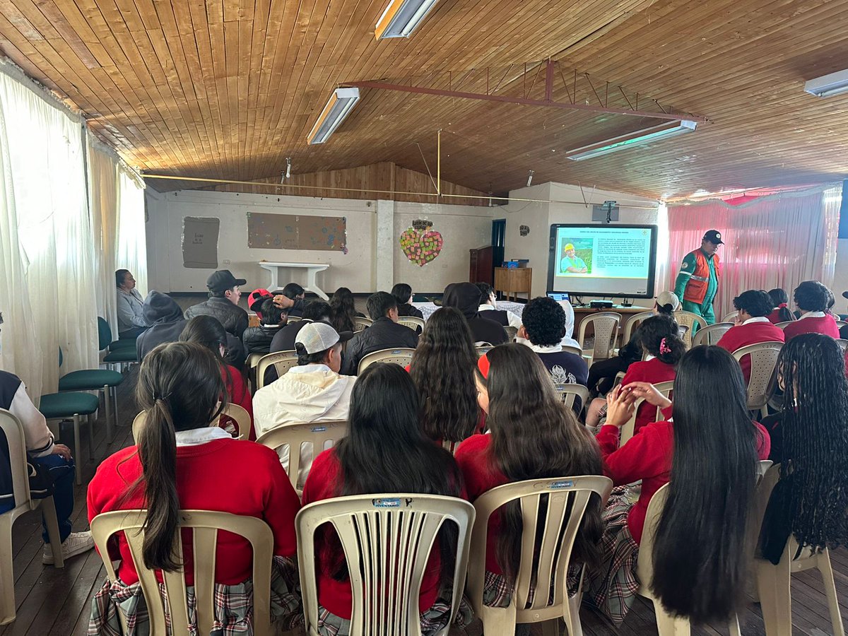 #Vetas nuestros jóvenes que cursan grado 10 y 11, participan del programa FORMANDO DESDE LA ESCUELA de la <a href="/ANMColombia/">AgenciaNaldeMinería</a> , así preparamos el futuro de las generaciones que con orgullo llevan el legado de ser MINEROS! #MineríaConPropósito <a href="/CARCDMB/">CDMB</a> <a href="/PGN_COL/">Procuraduría General de la Nación</a> <a href="/DefensoriaCol/">Defensoría del Pueblo</a> <a href="/CONNIEGJ/">ivonne consuelo</a>