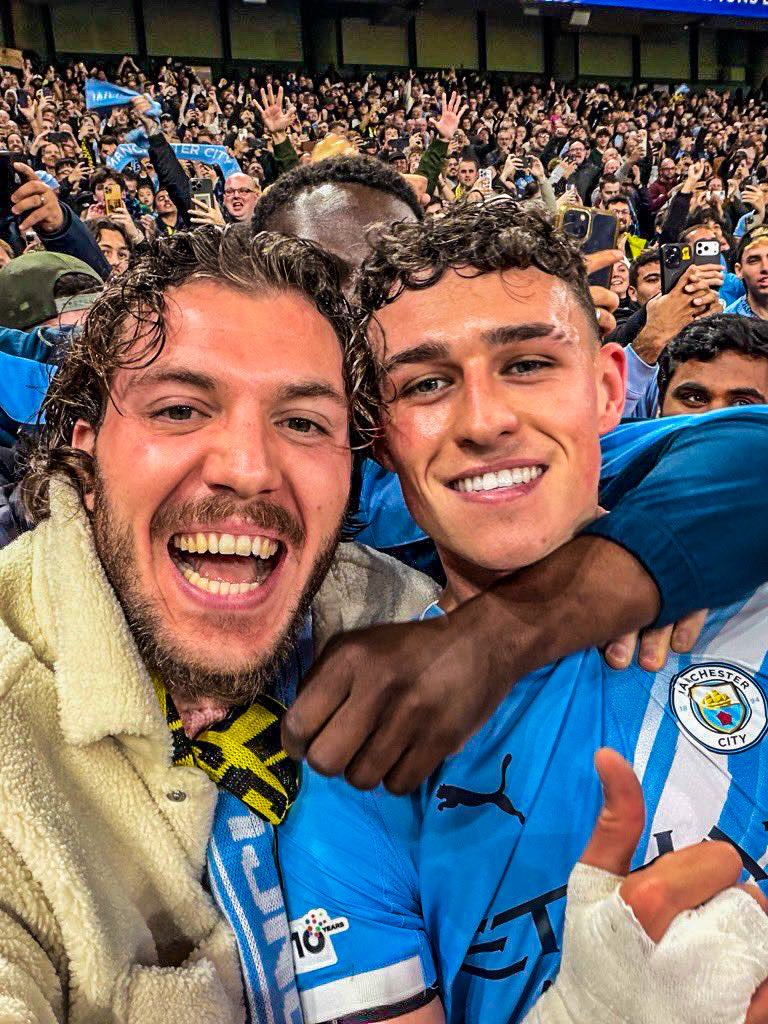 😂🤳 A Manchester City fan took a selfie with Phil Foden after he scored against Borussia Dortmund. 💙