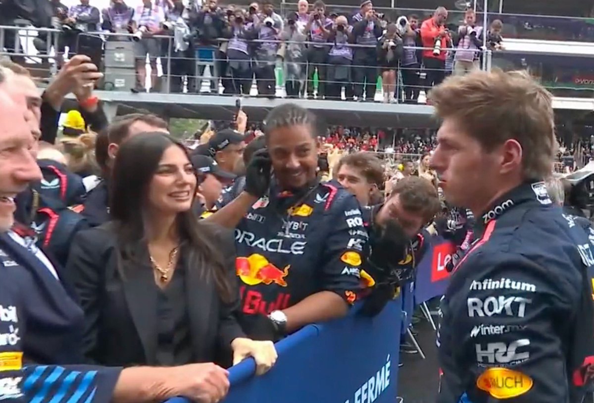 me identifico profundamente con el mecánico de red bull que mira a max con amor y deseo después de ganar brasil 2024