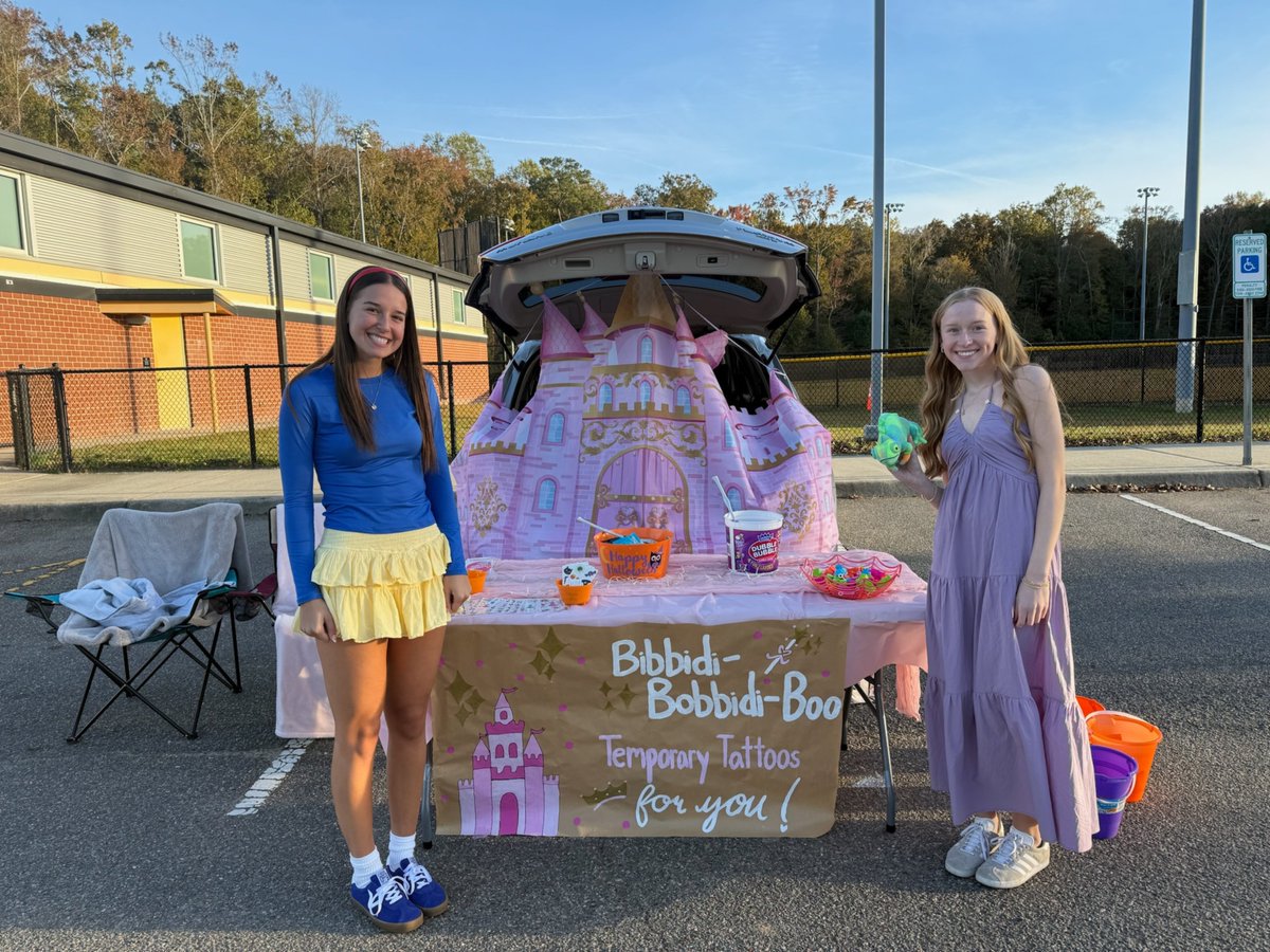 vbschools's tweet image. 🍬 Wrapping up Halloween with a final treat from Kellam High’s NHS! More than 300 canned goods were collected for local food pantries and candy overflowing as 80+ members brought fun to the community. 🧡

#WeAreVBSchools #VBCPSProud #TrunkOrTreat