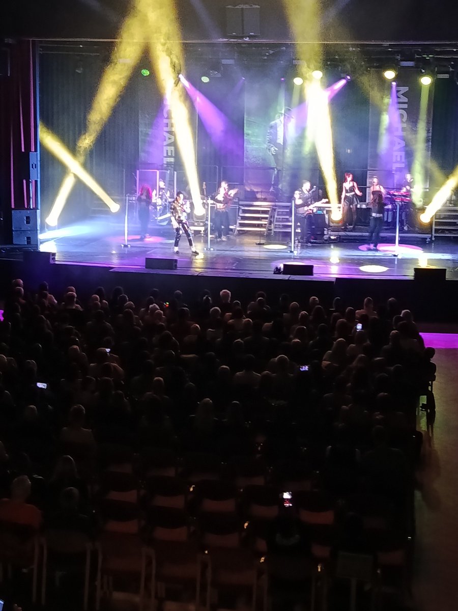 any54's tweet image. A ma esti programunk nem semmi volt. Tudom, ami majdnem az, az nem az, de az igazit soha nem lát(hat)tuk és már esélyünk sincs rá, ezért ma megnéztünk egy másik Michael-t. Nem tudom, az igazi milyen le(hete)tt volna, de nekünk megfelelt ez is. Nagyon élveztük.