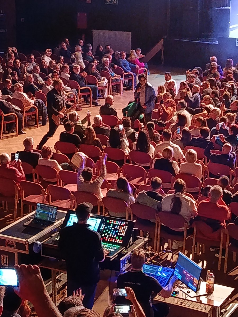 any54's tweet image. A ma esti programunk nem semmi volt. Tudom, ami majdnem az, az nem az, de az igazit soha nem lát(hat)tuk és már esélyünk sincs rá, ezért ma megnéztünk egy másik Michael-t. Nem tudom, az igazi milyen le(hete)tt volna, de nekünk megfelelt ez is. Nagyon élveztük.