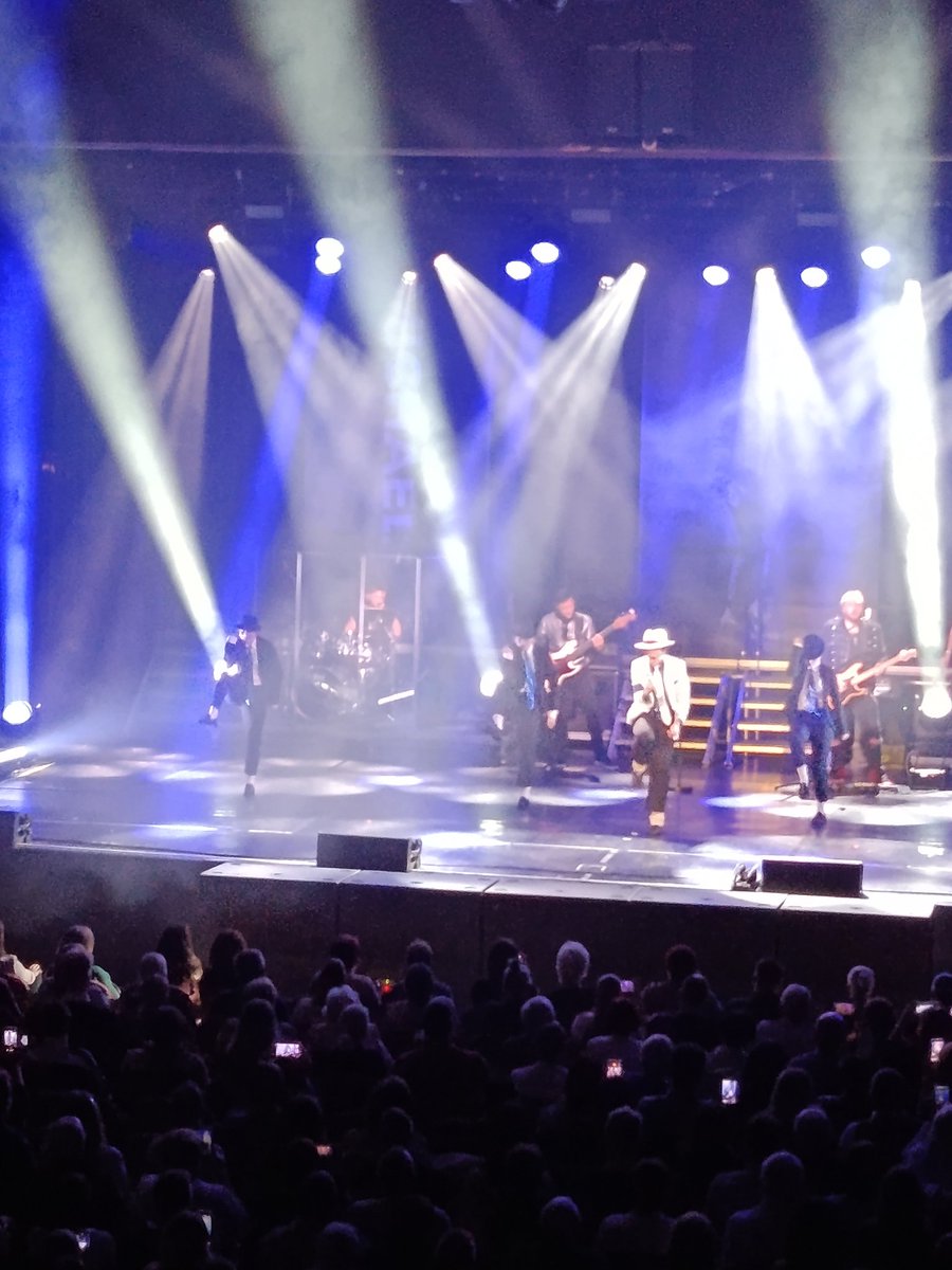 any54's tweet image. A ma esti programunk nem semmi volt. Tudom, ami majdnem az, az nem az, de az igazit soha nem lát(hat)tuk és már esélyünk sincs rá, ezért ma megnéztünk egy másik Michael-t. Nem tudom, az igazi milyen le(hete)tt volna, de nekünk megfelelt ez is. Nagyon élveztük.