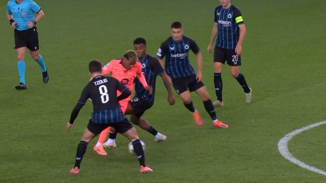 BarcaUniversal's tweet image. LAMINE YAMAL TOYED WITH ALL CLUB BRUGGE DEFENDERS TO SCORE THAT GOAL!