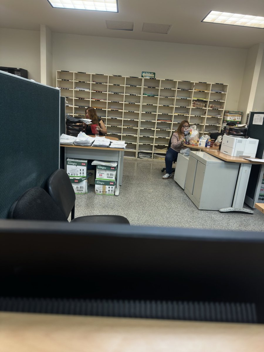 CastillonLulu's tweet photo. @samuel_garcias @LoQuePasaEnNL 

vine a registro público y llegué a las 2:30, la Lic. Que está comiendo en su escritorio me tuvo una hora esperando a que terminara de comer, me dijeron que la hora de comida era de 2 a 3 Yo traigo a mis hijos menores de edad y a ella no le importó https://t.co/ODkEtd6u2b