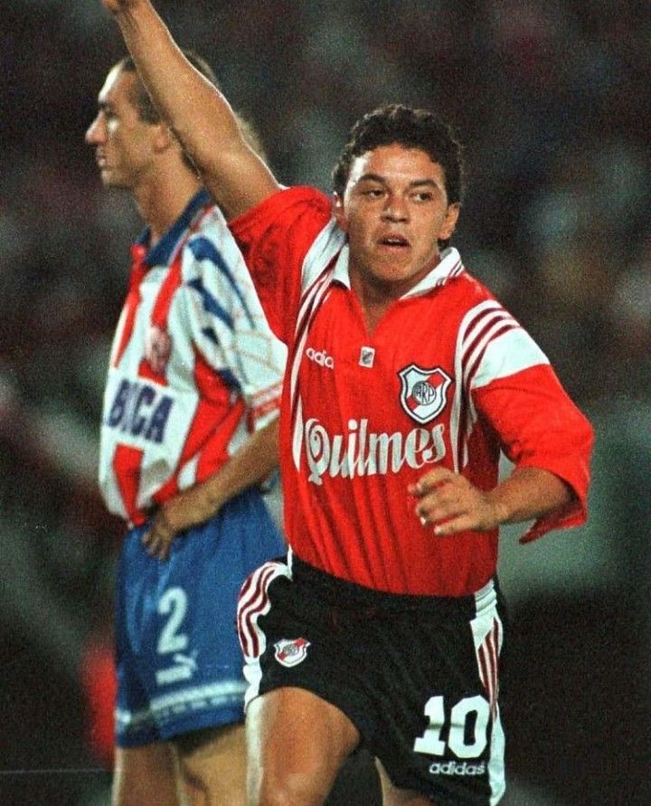 MedioRiver's tweet image. “Yo soy un pibe de la casa, un chico de River. No voy a salir corriendo por un mal año deportivo. El que pensaba eso, no me conoce. Y no sabe de qué estoy hecho. Yo he perdido mucho y he ganado. Y de lo que estoy seguro es de que voy a volver ganar”.

Marcelo Gallardo.