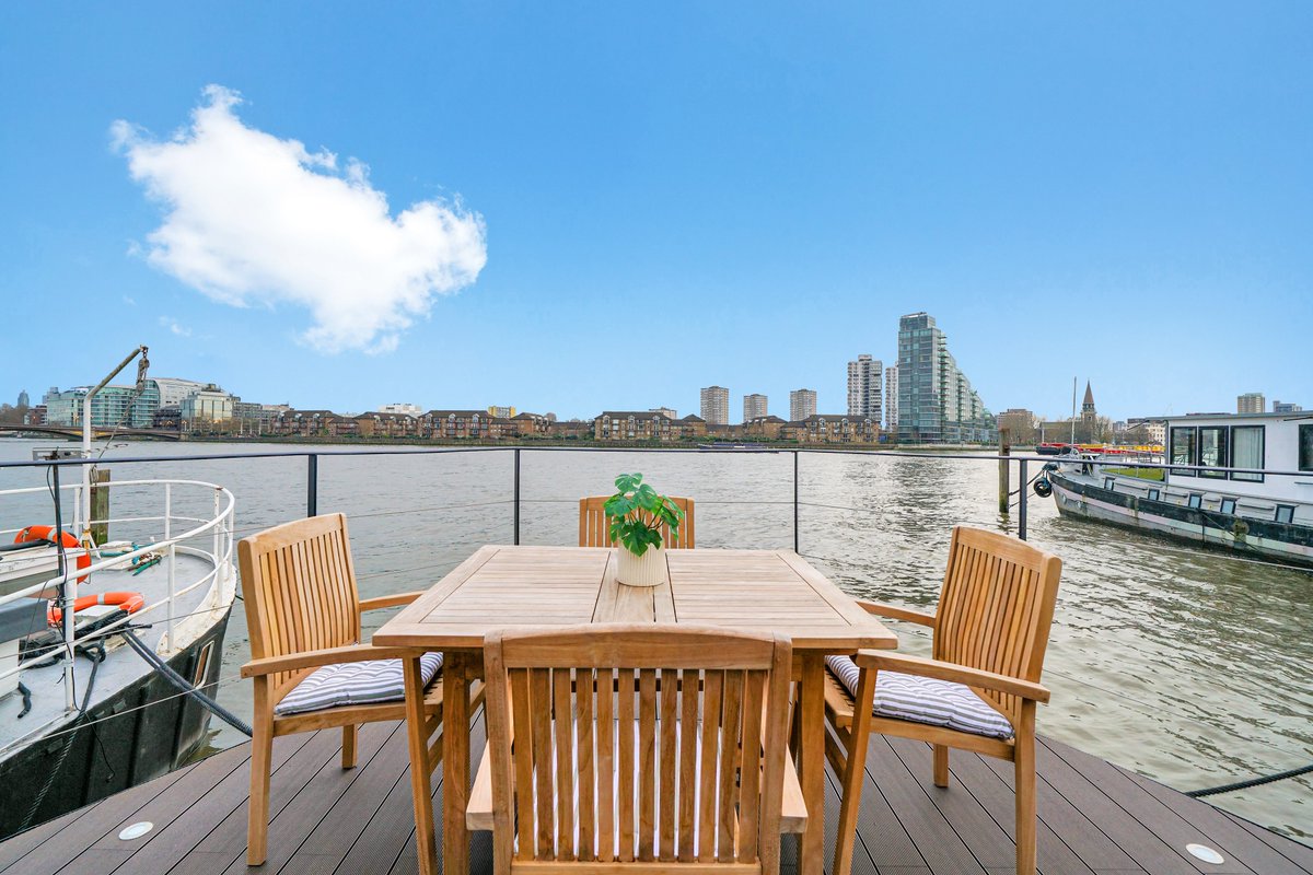 Douglas_Gordon's tweet image. A rare opportunity to let a two-bedroom floating home on the historic Cheyne Walk Moorings, SW10.

💷 £7,999 pcm | Furnished
🔗 View the listing: bit.ly/4oJNWBQ

#chelsea #sw10 #londonlettings #propertytolet #houseboatliving #watersideliving