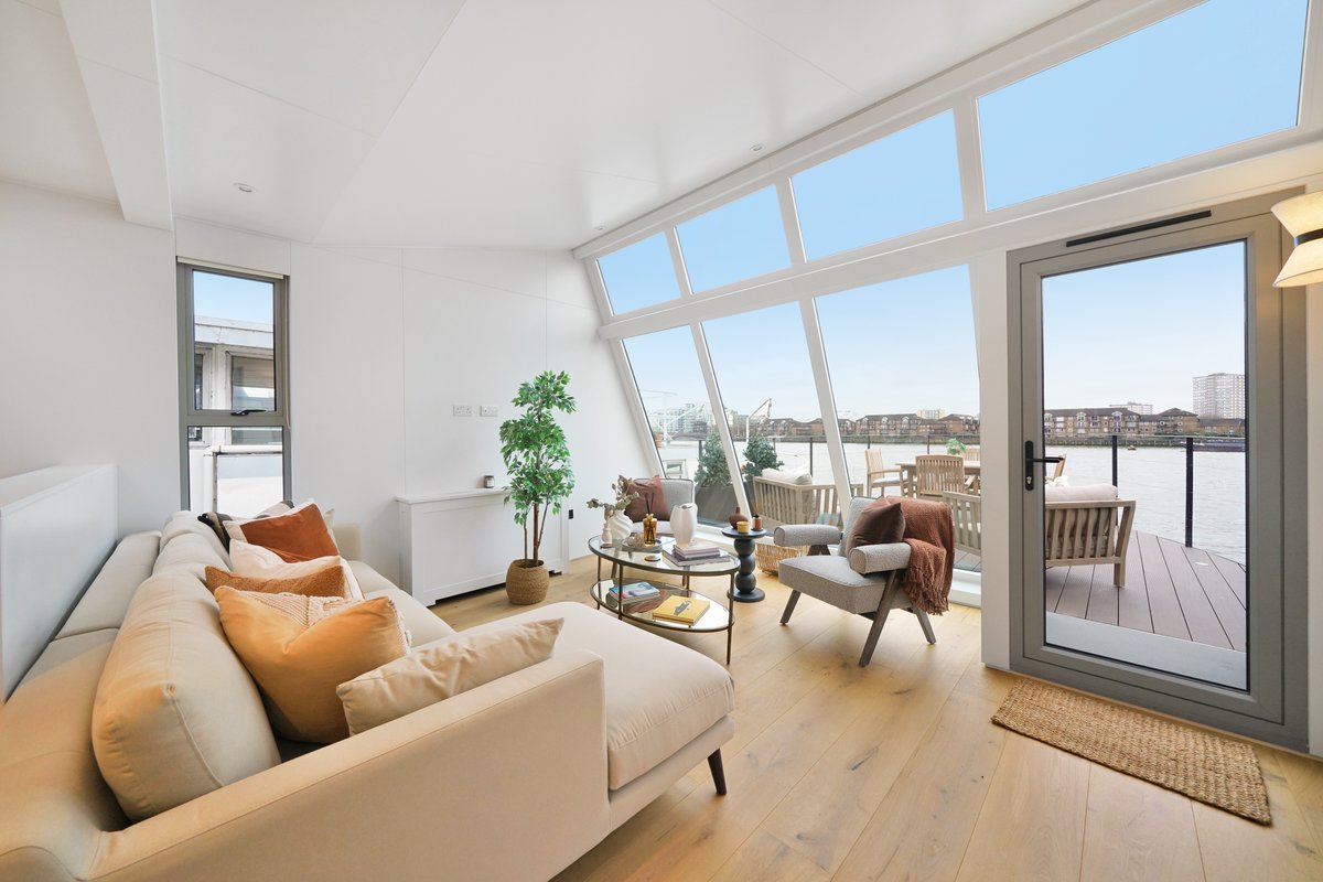 Douglas_Gordon's tweet image. A rare opportunity to let a two-bedroom floating home on the historic Cheyne Walk Moorings, SW10.

💷 £7,999 pcm | Furnished
🔗 View the listing: bit.ly/4oJNWBQ

#chelsea #sw10 #londonlettings #propertytolet #houseboatliving #watersideliving