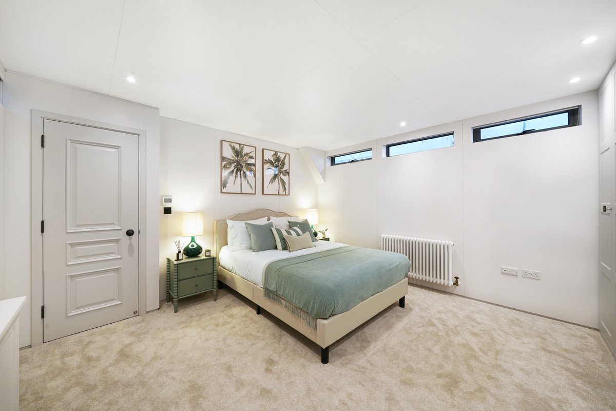 Douglas_Gordon's tweet image. A rare opportunity to let a two-bedroom floating home on the historic Cheyne Walk Moorings, SW10.

💷 £7,999 pcm | Furnished
🔗 View the listing: bit.ly/4oJNWBQ

#chelsea #sw10 #londonlettings #propertytolet #houseboatliving #watersideliving