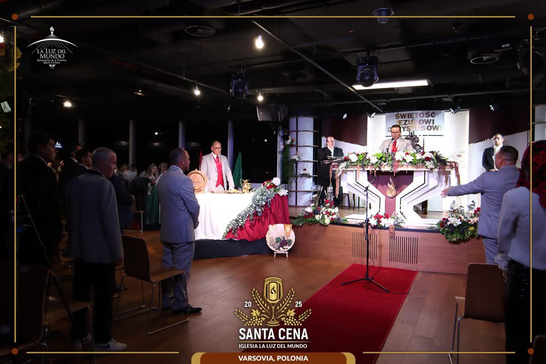 iglesialldm's tweet photo. Santa Cena en Varsovia, Polonia: Se Conmemora el Sacrificio de Jesucristo 
 
Con profundo fervor espiritual, La Luz del Mundo, celebró la Santa Cena del Señor en la ciudad de Varsovia, Polonia, teniendo como recinto el Spektrum Tower, un lugar que se llenó de gratitud, reverencia y unidad.
 
Esta solemne conmemoración reunió a miembros provenientes de distintos países de Europa del Norte y del Báltico, entre ellos Polonia, Dinamarca, Lituania, Finlandia y Suecia, quienes acudieron con el anhelo de participar del pan y del vino, símbolos del cuerpo y la sangre de Cristo.
 
El ambiente estuvo lleno de armonía espiritual y de alabanzas que inspiraban reverencia y meditación, destacando la participación especial del Coro representativo de Estados Unidos, que acompañó la celebración con expresiones de fe por medio de sus interpretaciones espirituales.
 
Con la autoridad del Apóstol de Jesucristo, Naasón Joaquín García, se llevó a cabo la bendición de las especies sagradas, a través de las cuales la Iglesia de esta región conmemoró con santidad y discernimiento, la muerte de nuestro Salvador, cumpliendo así el mandamiento divino: “Haced esto en memoria de mí” (1 Corintios 11:24–25).
 
Con fe, unidad y devoción, los hijos de Dios en esta región europea reafirmaron su compromiso con la doctrina de Jesucristo y su reconocimiento al ministerio apostólico que hoy dirige a la Iglesia hacia la vida eterna.

#SantaCena2025 | #LaLuzdelMundo | #SiempreUnidos | #Polonia | #Suecia | #Lituania | #Dinamarca | #Finlandia